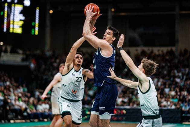 Jure Planinic (MBC Syntainics) im Zweikampf mit Nolan Adekunle (Gladiators Trier) und Steven Ashworth (Gladiators Trier), Vet Concept Gladiators Trier vs MBC Syntainics, Basketball, easyCredit BBL, 34. Spieltag, Saison 2025 2026, 10.05.2026 Vet Concept Gladiators Trier vs MBC Syntainics, Basketball, easyCredit BBL, 34. Spieltag, Saison 2025 2026, 10.05.2026 Copyright: xEibner-Pressefoto AlexanderxNeisx EP_ANS