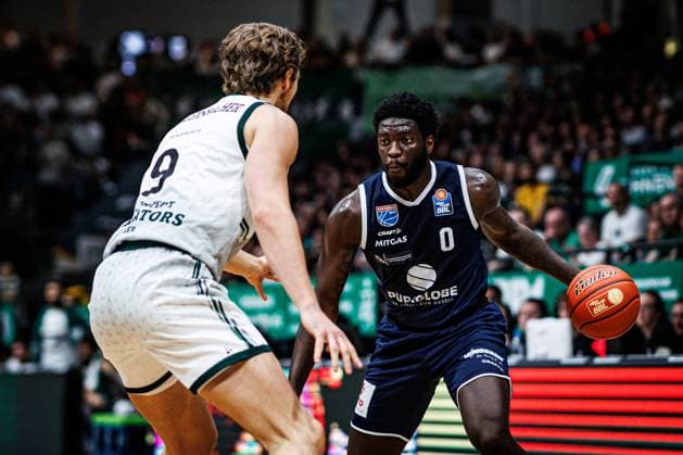 Khyri Thomas (MBC Syntainics) im Zweikampf mit Marco Hollersbacher (Gladiators Trier), Vet Concept Gladiators Trier vs MBC Syntainics, Basketball, easyCredit BBL, 34. Spieltag, Saison 2025 2026, 10.05.2026 Vet Concept Gladiators Trier vs MBC Syntainics, Basketball, easyCredit BBL, 34. Spieltag, Saison 2025 2026, 10.05.2026 Copyright: xEibner-Pressefoto AlexanderxNeisx EP_ANS