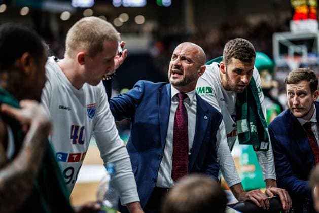 Milenko Bogicevic (Headcoach MBC Syntainics) mit Team in der Auszeit, Vet Concept Gladiators Trier vs MBC Syntainics, Basketball, easyCredit BBL, 34. Spieltag, Saison 2025 2026, 10.05.2026 Vet Concept Gladiators Trier vs MBC Syntainics, Basketball, easyCredit BBL, 34. Spieltag, Saison 2025 2026, 10.05.2026 Copyright: xEibner-Pressefoto AlexanderxNeisx EP_ANS