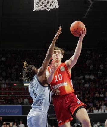 Oldenburgs 5 HOONNOU vs Bayerns 10 Justinian JESSUP. Basketball: Bayern - Oldenburg. Bundesliga, FC Bayern Basketball - EWE Baskets Oldenburg, 34.Spieltag, Saison 2025-2026, 10.05.2026, in Muenchen, B M W P A R K, Deutschland. Quelle Copyright Credit : Oryk HAIST