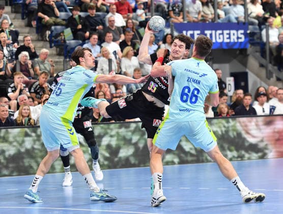 10.05.2026 - Handball - 1. Bundesliga DAIKIN HBL - Saison 2025 2026 - 31. Spieltag: HC Erlangen Metropolregion Nürnberg HCE - VfL Gummersbach - OGo - xogox - Miro Schluroff (15, VfL Gummersbach ) Khalifa Ghedbane (96, HC Erlangen HCE ) Stepan Zeman (66, VfL Gummersbach )