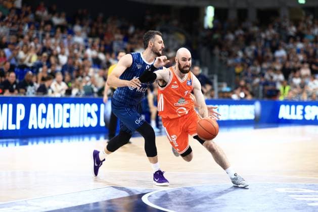 Paul Zipser (9; MLP Academics Heidelberg) dribbelt energisch, während Tommy Kuhse (12; Rasta Vechta) ihn eng verteidigt Verteidigung von Tommy Kuhse (12; Rasta Vechta) gegen Paul Zipser (9; MLP Academics Heidelberg) Copyright: xMichaelxGelhardtx