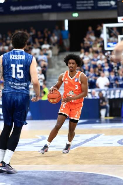 Marcel Keßen (15; MLP Academics Heidelberg) mit Ball in Aktion, 3; Rasta Vechta verteidigt energisch Dribbling von Marcel Keßen (15; MLP Academics Heidelberg) Copyright: xMichaelxGelhardtx