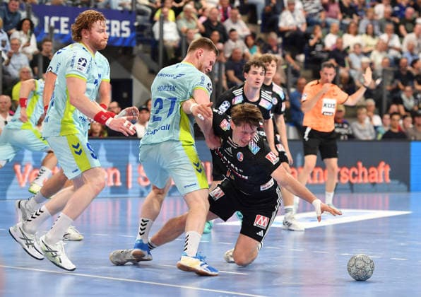 10.05.2026 - Handball - 1. Bundesliga DAIKIN HBL - Saison 2025 2026 - 31. Spieltag: HC Erlangen Metropolregion Nürnberg HCE - VfL Gummersbach - OGo - xogox - Dominik Mappes (21, VfL Gummersbach ) Florian Scheerer (10, HC Erlangen HCE )