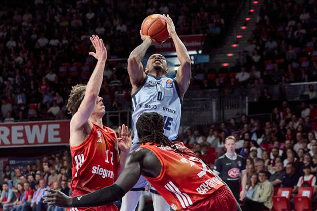 Deutsche Basketball Bundesliga (BBL), FC Bayern München Basketball vs EWE BASKETS Oldenburg, München FC Bayern Basketball, Oldenburg EWE BASKETS, 2026-05-10 in München (BMW Park) LOFTON Kyle (EWE BASKETS Oldenburg Point Guard (PG) Nr0-OLD0), JESSUP Justinian (FC Bayern München Basketball Shooting Guard (SG) Nr10-FCBB10), GABRIEL Wenyen (FC Bayern München Basketball Center (C) Nr32-FCBB32) sportworld München BMW Park Bayern Deutschland