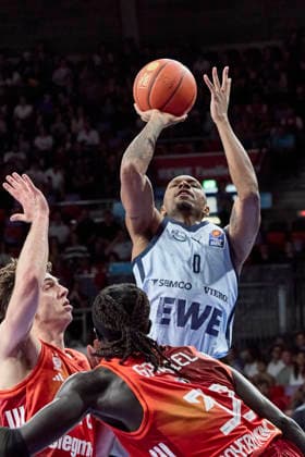 Deutsche Basketball Bundesliga (BBL), FC Bayern München Basketball vs EWE BASKETS Oldenburg, München FC Bayern Basketball, Oldenburg EWE BASKETS, 2026-05-10 in München (BMW Park) LOFTON Kyle (EWE BASKETS Oldenburg Point Guard (PG) Nr0-OLD0), JESSUP Justinian (FC Bayern München Basketball Shooting Guard (SG) Nr10-FCBB10), GABRIEL Wenyen (FC Bayern München Basketball Center (C) Nr32-FCBB32) sportworld München BMW Park Bayern Deutschland