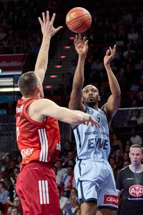 Deutsche Basketball Bundesliga (BBL), FC Bayern München Basketball vs EWE BASKETS Oldenburg, München FC Bayern Basketball, Oldenburg EWE BASKETS, 2026-05-10 in München (BMW Park) TUCKER Dakarai (EWE BASKETS Oldenburg Small Forward (SF) Nr7-OLD7), VOIGTMANN Johannes (FC Bayern München Basketball Center (C) Nr7-FCBB7) sportworld München BMW Park Bayern Deutschland
