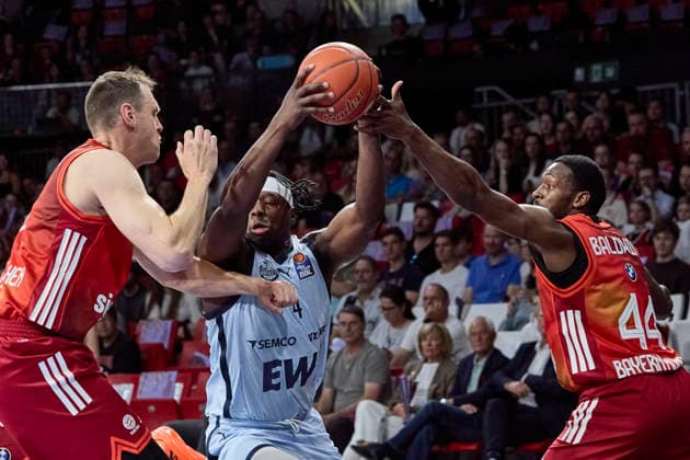 Deutsche Basketball Bundesliga (BBL), FC Bayern München Basketball vs EWE BASKETS Oldenburg, München FC Bayern Basketball, Oldenburg EWE BASKETS, 2026-05-10 in München (BMW Park) FOBBS Brian (EWE BASKETS Oldenburg Shooting Guard (SG) Nr4-OLD4), VOIGTMANN Johannes (FC Bayern München Basketball Center (C) Nr7-FCBB7), BALDWIN Kamar (FC Bayern München Basketball Point Guard (PG) Nr44-FCBB44) sportworld München BMW Park Bayern Deutschland