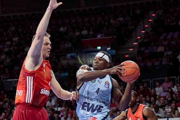 Deutsche Basketball Bundesliga (BBL), FC Bayern München Basketball vs EWE BASKETS Oldenburg, München FC Bayern Basketball, Oldenburg EWE BASKETS, 2026-05-10 in München (BMW Park) FOBBS Brian (EWE BASKETS Oldenburg Shooting Guard (SG) Nr4-OLD4), VOIGTMANN Johannes (FC Bayern München Basketball Center (C) Nr7-FCBB7) sportworld München BMW Park Bayern Deutschland