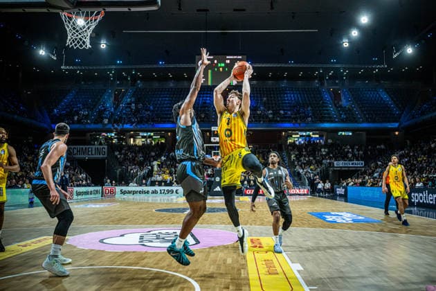 Basketball Berlin 10.05.2026 Saison 2025 2026 EasyCredit BBL 1. Bundesliga Männer, Herren Alba Berlin - Science City Jena Alex O Connell (Alba Berlin, No.03) Ikenna Iroegbu (Jena, No.01)
