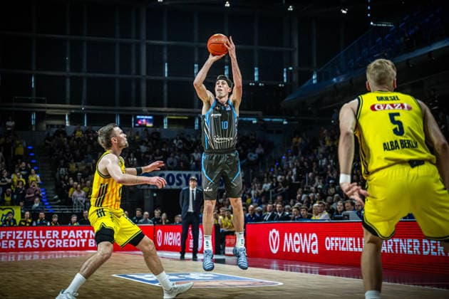 Basketball Berlin 10.05.2026 Saison 2025 2026 EasyCredit BBL 1. Bundesliga Männer, Herren Alba Berlin - Science City Jena Joe Wieskamp (Jena, No.10) Martin Hermannsson (Alba Berlin, No.15)