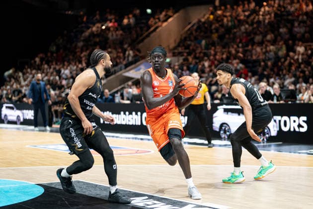 Aher Uguak (Nr. 1 Chemnitz 99ers) gegen David NGuessan (Nr. 1 Basketball Loewen Braunschweig) GER, Basketball Loewen Braunschweig gegen Chemnitz 99ers, Basketball, easyCredit BBL, Woche 34, Spielzeit 2025 26, 10.05.2026 GER, Basketball Loewen Braunschweig gegen Chemnitz 99ers, Basketball, easyCredit BBL, Woche 34, Spielzeit 2025 26, 10.05.2026 Braunschweig Copyright: xEibner-Pressefoto DanielxREINELTx EP_DRT