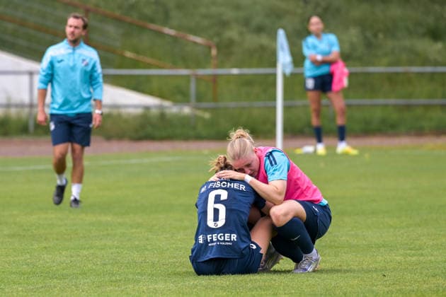 10.05.2026, Fußball, 2. Frauen-Bundesliga, 2025 2026, 25. Spieltag, SG 99 Andernach - SC Sand Milena Fischer (6 SC Sand) wird von ihrer Mitspielerin getröstet. Beide weinen, nachdem sie auf den dritten Platz abgerutscht sind. Andernach Stadion Rheinland-Pfalz Deutschland