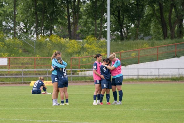 10.05.2026, Fußball, 2. Frauen-Bundesliga, 2025 2026, 25. Spieltag, SG 99 Andernach - SC Sand Tränen und Trauer bei den Spielerinnen des SC Sand, nach dem Unentschieden. Damit ist der SC Sand auf Platz 3 (Nichtaufstiegsplatz) abgerutscht. Andernach Stadion Rheinland-Pfalz Deutschland