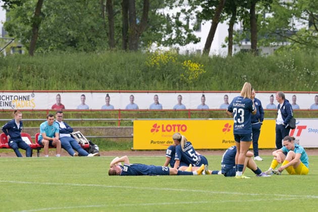 10.05.2026, Fußball, 2. Frauen-Bundesliga, 2025 2026, 25. Spieltag, SG 99 Andernach - SC Sand Tränen und Trauer bei den Spielerinnen des SC Sand, nach dem Unentschieden. Damit ist der SC Sand auf Platz 3 (Nichtaufstiegsplatz) abgerutscht. Andernach Stadion Rheinland-Pfalz Deutschland