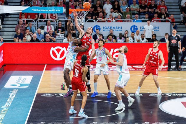 Tylan Birts (Telekom Baskets Bonn, 05), Daniel Keppeler (BMA365 Bamberg Baskets, 31), BMA365 Bamberg Baskets vs. Telekom Baskets Bonn, Basketball, easyCredit BBL, 34. Spieltag, 10.05.2026 BMA365 Bamberg Baskets vs. Telekom Baskets Bonn, Basketball, easyCredit BBL, 34. Spieltag, 10.05.2026 Bamberg Copyright: xEibner-Pressefoto G.xSantemizx EP_EER