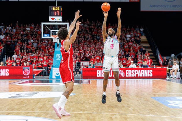 Demarcus Demonia (BMA365 Bamberg Baskets, 08), Jeff Garrett Jr. (Telekom Baskets Bonn, 04), BMA365 Bamberg Baskets vs. Telekom Baskets Bonn, Basketball, easyCredit BBL, 34. Spieltag, 10.05.2026 BMA365 Bamberg Baskets vs. Telekom Baskets Bonn, Basketball, easyCredit BBL, 34. Spieltag, 10.05.2026 Bamberg Copyright: xEibner-Pressefoto G.xSantemizx EP_EER