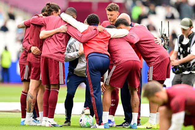 West Ham United v Arsenal, Premier League The Arsenal players huddle during the Premier League match between West Ham United and Arsenal at the London Stadium, London, UK on 10 May 2026. London London Stadium UK Editorial use only DataCo restrictions apply See www.football-dataco.com , Copyright: xDennisxGoodwinx PSI-24232-0014