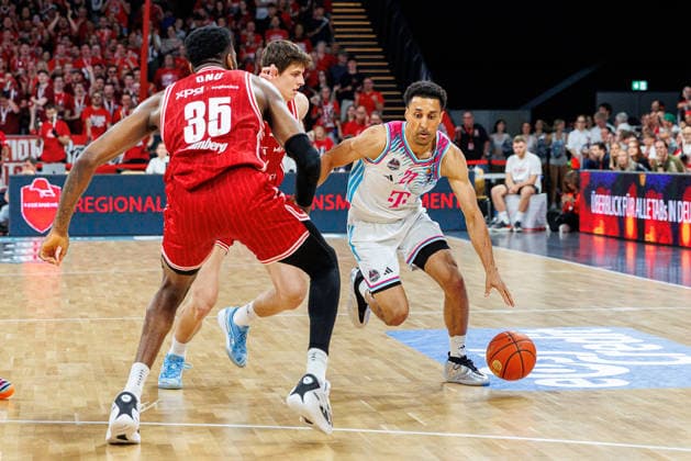 Ejiofor Onu (BMA365 Bamberg Baskets, 35), Richard Balint (BMA365 Bamberg Baskets, 11), Joel Aminu (Telekom Baskets Bonn, 21), BMA365 Bamberg Baskets vs. Telekom Baskets Bonn, Basketball, easyCredit BBL, 34. Spieltag, 10.05.2026 BMA365 Bamberg Baskets vs. Telekom Baskets Bonn, Basketball, easyCredit BBL, 34. Spieltag, 10.05.2026 Bamberg Copyright: xEibner-Pressefoto G.xSantemizx EP_EER