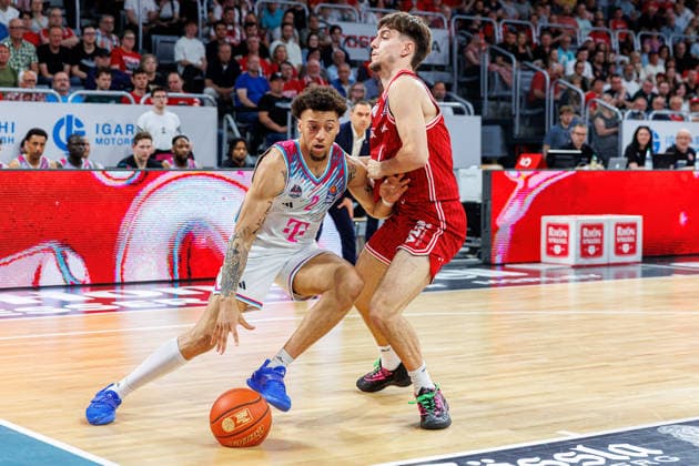 Alijah Comithier (Telekom Baskets Bonn, 02), Zachary Ensminger (BMA365 Bamberg Baskets, 01), BMA365 Bamberg Baskets vs. Telekom Baskets Bonn, Basketball, easyCredit BBL, 34. Spieltag, 10.05.2026 BMA365 Bamberg Baskets vs. Telekom Baskets Bonn, Basketball, easyCredit BBL, 34. Spieltag, 10.05.2026 Bamberg Copyright: xEibner-Pressefoto G.xSantemizx EP_EER