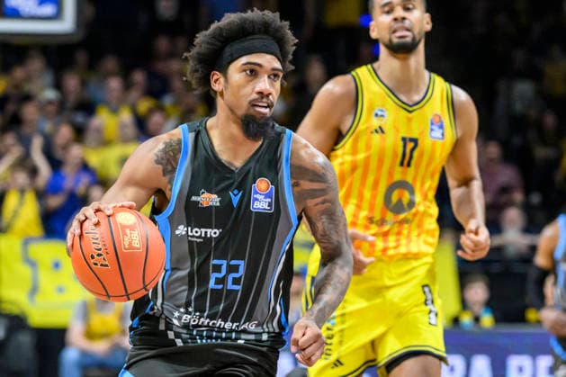 v.l. Norris Agbakoko (Alba 17), JaÕVon Franklin ( 22, Science City Jena), Zweikampf, Action, Kampf, kaempft um den Ball, Action, duels, fighting for the ball, GER, Berlin, Basketball, Alba Berlin vs Science City Jena, in der Max-Schmeling-Halle , BBL, 10.5. 2026 Copyright: HMBxMedia UwexKoch