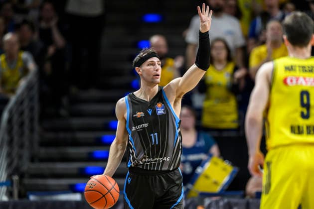 v.l. Jack Pagenkopf ( 11, Science City Jena), zeigt Spielzug, GER, Berlin, Basketball, Alba Berlin vs Science City Jena, in der Max-Schmeling-Halle , BBL, 10.5. 2026 Copyright: HMBxMedia UwexKoch