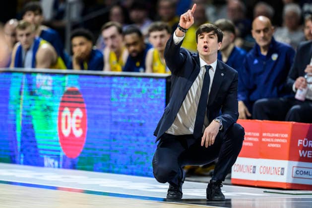 v.l. Pedro Calles (Alba, Trainer), zeigt, deutet, GER, Berlin, Basketball, Alba Berlin vs Science City Jena, in der Max-Schmeling-Halle , BBL, 10.5. 2026 Copyright: HMBxMedia UwexKoch