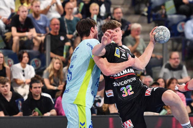 10.05.2026 - Handball - 1. Bundesliga DAIKIN HBL - Saison 2025 2026 - 31. Spieltag: HC Erlangen Metropolregion Nürnberg HCE - VfL Gummersbach - OGo - xogox - Miro Schluroff (15, VfL Gummersbach ) Maxsim Lochman (32, HC Erlangen HCE )