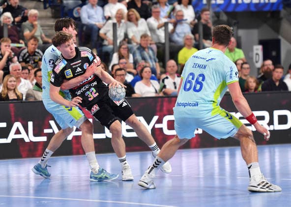 10.05.2026 - Handball - 1. Bundesliga DAIKIN HBL - Saison 2025 2026 - 31. Spieltag: HC Erlangen Metropolregion Nürnberg HCE - VfL Gummersbach - OGo - xogox - Miro Schluroff (15, VfL Gummersbach ) Maxsim Lochman (32, HC Erlangen HCE )