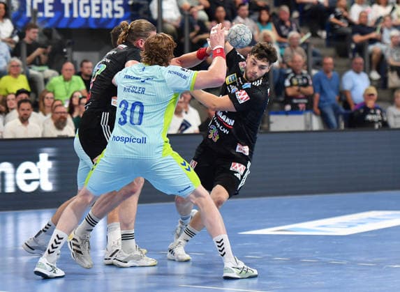 10.05.2026 - Handball - 1. Bundesliga DAIKIN HBL - Saison 2025 2026 - 31. Spieltag: HC Erlangen Metropolregion Nürnberg HCE - VfL Gummersbach - OGo - xogox - Tom Kiesler (30, VfL Gummersbach ) Tobias Buck (39, HC Erlangen HCE )