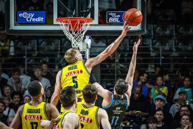 Basketball Berlin 10.05.2026 Saison 2025 2026 EasyCredit BBL 1. Bundesliga Männer, Herren Alba Berlin - Science City Jena Sam Griesel (Alba Berlin, No.05) Jack Pagenkopf (Jena, No.11) Block