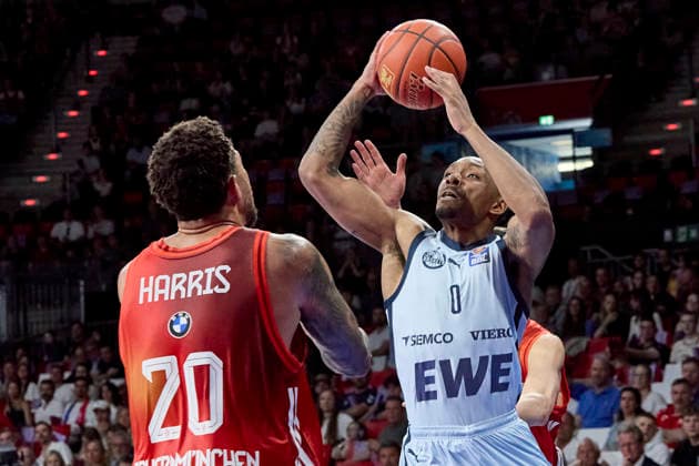 Deutsche Basketball Bundesliga (BBL), FC Bayern München Basketball vs EWE BASKETS Oldenburg, München FC Bayern Basketball, Oldenburg EWE BASKETS, 2026-05-10 in München (BMW Park) LOFTON Kyle (EWE BASKETS Oldenburg Point Guard (PG) Nr0-OLD0), HARRIS Elias (FC Bayern München Basketball Power Forward (PF) Nr20-FCBB20) sportworld München BMW Park Bayern Deutschland