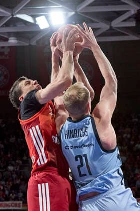 Deutsche Basketball Bundesliga (BBL), FC Bayern München Basketball vs EWE BASKETS Oldenburg, München FC Bayern Basketball, Oldenburg EWE BASKETS, 2026-05-10 in München (BMW Park) LUCIC Vladimir (FC Bayern München Basketball Small Forward (SF) Nr11-FCBB11), HINRICHS Seth (EWE BASKETS Oldenburg Power Forward (PF) Nr21-OLD21) sportworld München BMW Park Bayern Deutschland