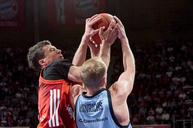 Deutsche Basketball Bundesliga (BBL), FC Bayern München Basketball vs EWE BASKETS Oldenburg, München FC Bayern Basketball, Oldenburg EWE BASKETS, 2026-05-10 in München (BMW Park) LUCIC Vladimir (FC Bayern München Basketball Small Forward (SF) Nr11-FCBB11), HINRICHS Seth (EWE BASKETS Oldenburg Power Forward (PF) Nr21-OLD21) sportworld München BMW Park Bayern Deutschland