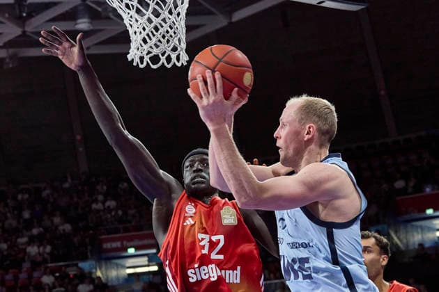 Deutsche Basketball Bundesliga (BBL), FC Bayern München Basketball vs EWE BASKETS Oldenburg, München FC Bayern Basketball, Oldenburg EWE BASKETS, 2026-05-10 in München (BMW Park) HINRICHS Seth (EWE BASKETS Oldenburg Power Forward (PF) Nr21-OLD21), GABRIEL Wenyen (FC Bayern München Basketball Center (C) Nr32-FCBB32) sportworld München BMW Park Bayern Deutschland
