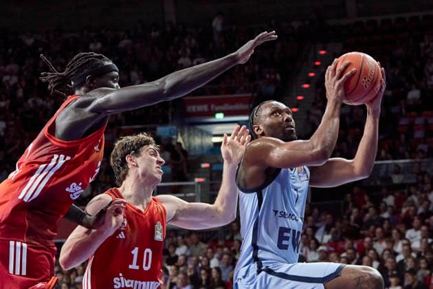 Deutsche Basketball Bundesliga (BBL), FC Bayern München Basketball vs EWE BASKETS Oldenburg, München FC Bayern Basketball, Oldenburg EWE BASKETS, 2026-05-10 in München (BMW Park) TUCKER Dakarai (EWE BASKETS Oldenburg Small Forward (SF) Nr7-OLD7), JESSUP Justinian (FC Bayern München Basketball Shooting Guard (SG) Nr10-FCBB10), GABRIEL Wenyen (FC Bayern München Basketball Center (C) Nr32-FCBB32) sportworld München BMW Park Bayern Deutschland