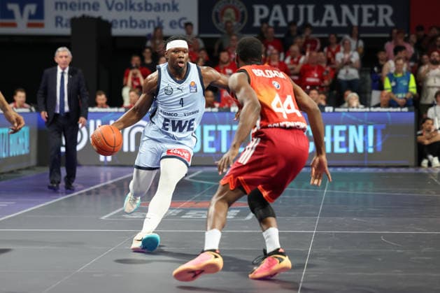 Brian Fobbs (EWE Baskets Oldenburg, 04) mit Ball mit Kamar Baldwin (FC Bayern Basketball, 44), GER, FC Bayern Basketball vs. EWE Baskets Oldenburg, Basketball, easycredit Basketball Bundesliga, 34. Spieltag, Saison 2025 2026, 10.05.2026, GER, FC Bayern Basketball vs. EWE Baskets Oldenburg, Basketball, easycredit Basketball Bundesliga, 34. Spieltag, Saison 2025 2026, 10.05.2026 Muenchen Copyright: xEibner-Pressefoto JennixMaulx EP_JML