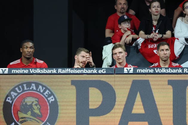 Andreas Obst (FC Bayern Basketball, 13) gestikuliert im Gespraech mit Justuz Hollatz (FC Bayern Basketball, 21), mit David McCormack (FC Bayern Basketball, 33) und Stefan Jovic (FC Bayern Basketball, 16), GER, FC Bayern Basketball vs. EWE Baskets Oldenburg, Basketball, easycredit Basketball Bundesliga, 34. Spieltag, Saison 2025 2026, 10.05.2026, GER, FC Bayern Basketball vs. EWE Baskets Oldenburg, Basketball, easycredit Basketball Bundesliga, 34. Spieltag, Saison 2025 2026, 10.05.2026 Muenchen Copyright: xEibner-Pressefoto JennixMaulx EP_JML