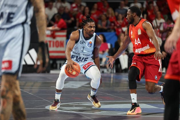 Christopher Clemons (EWE Baskets Oldenburg, 03) mit Ball mit Kamar Baldwin (FC Bayern Basketball, 44), GER, FC Bayern Basketball vs. EWE Baskets Oldenburg, Basketball, easycredit Basketball Bundesliga, 34. Spieltag, Saison 2025 2026, 10.05.2026, GER, FC Bayern Basketball vs. EWE Baskets Oldenburg, Basketball, easycredit Basketball Bundesliga, 34. Spieltag, Saison 2025 2026, 10.05.2026 Muenchen Copyright: xEibner-Pressefoto JennixMaulx EP_JML