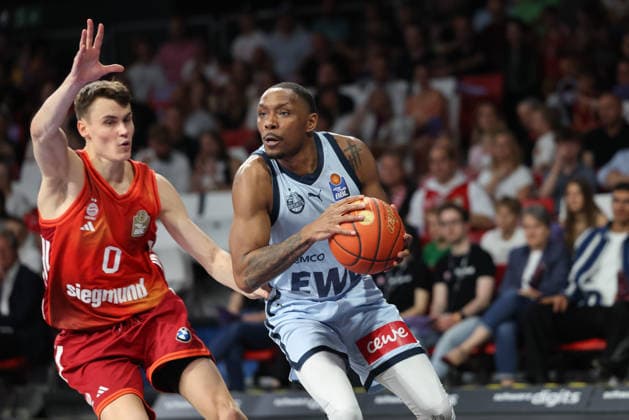 Kyle Lofton (EWE Baskets Oldenburg, 00) mit Ball mit Nenad Dimitrijevic (FC Bayern Basketball, 00), GER, FC Bayern Basketball vs. EWE Baskets Oldenburg, Basketball, easycredit Basketball Bundesliga, 34. Spieltag, Saison 2025 2026, 10.05.2026, GER, FC Bayern Basketball vs. EWE Baskets Oldenburg, Basketball, easycredit Basketball Bundesliga, 34. Spieltag, Saison 2025 2026, 10.05.2026 Muenchen Copyright: xEibner-Pressefoto JennixMaulx EP_JML