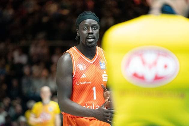 Aher Uguak (Nr. 1 Chemnitz 99ers) spricht zum Referee GER, Basketball Loewen Braunschweig gegen Chemnitz 99ers, Basketball, easyCredit BBL, Woche 34, Spielzeit 2025 26, 10.05.2026 GER, Basketball Loewen Braunschweig gegen Chemnitz 99ers, Basketball, easyCredit BBL, Woche 34, Spielzeit 2025 26, 10.05.2026 Braunschweig Copyright: xEibner-Pressefoto DanielxREINELTx EP_DRT