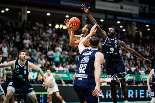 Jordan Roland (Gladiators Trier) im Zweikampf mit Nemanja Djurisic (MBC Syntainics) und Khyri Thomas (MBC Syntainics), Vet Concept Gladiators Trier vs MBC Syntainics, Basketball, easyCredit BBL, 34. Spieltag, Saison 2025 2026, 10.05.2026 Vet Concept Gladiators Trier vs MBC Syntainics, Basketball, easyCredit BBL, 34. Spieltag, Saison 2025 2026, 10.05.2026 Copyright: xEibner-Pressefoto AlexanderxNeisx EP_ANS