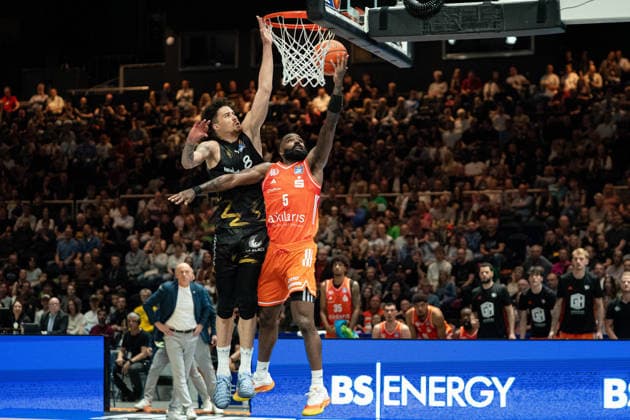 Corey Davis (Nr. 5 Chemnitz 99ers) gegen Joshua Obiesie (Nr. 8 Basketball Loewen Braunschweig) GER, Basketball Loewen Braunschweig gegen Chemnitz 99ers, Basketball, easyCredit BBL, Woche 34, Spielzeit 2025 26, 10.05.2026 GER, Basketball Loewen Braunschweig gegen Chemnitz 99ers, Basketball, easyCredit BBL, Woche 34, Spielzeit 2025 26, 10.05.2026 Braunschweig Copyright: xEibner-Pressefoto DanielxREINELTx EP_DRT