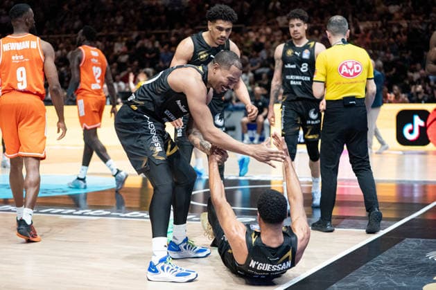 David NGuessan (Nr. 1 Basketball Loewen Braunschweig) am Boden mit Bryant Crawford (Nr. 20 Basketball Loewen Braunschweig) und Joshua Obiesie (Nr. 8 Basketball Loewen Braunschweig) GER, Basketball Loewen Braunschweig gegen Chemnitz 99ers, Basketball, easyCredit BBL, Woche 34, Spielzeit 2025 26, 10.05.2026 GER, Basketball Loewen Braunschweig gegen Chemnitz 99ers, Basketball, easyCredit BBL, Woche 34, Spielzeit 2025 26, 10.05.2026 Braunschweig Copyright: xEibner-Pressefoto DanielxREINELTx EP_DRT
