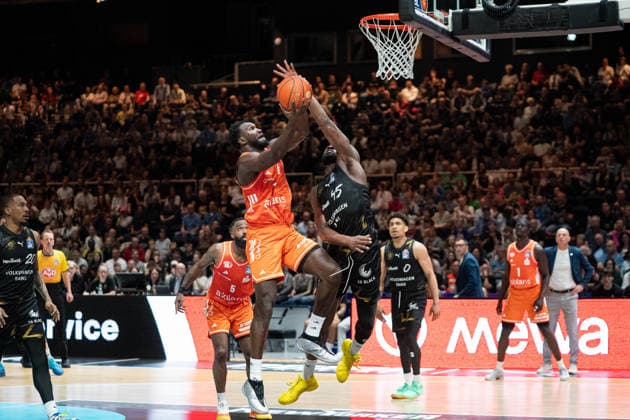 Amadou Sow (Nr. 12 Chemnitz 99ers) gegen Oluwasimisola Shittu (Nr. 45 Basketball Loewen Braunschweig) GER, Basketball Loewen Braunschweig gegen Chemnitz 99ers, Basketball, easyCredit BBL, Woche 34, Spielzeit 2025 26, 10.05.2026 GER, Basketball Loewen Braunschweig gegen Chemnitz 99ers, Basketball, easyCredit BBL, Woche 34, Spielzeit 2025 26, 10.05.2026 Braunschweig Copyright: xEibner-Pressefoto DanielxREINELTx EP_DRT