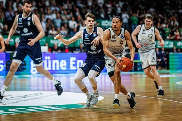 Jordan Roland (Gladiators Trier) im Zweikampf mit Perttu Blomgren (MBC Syntainics) Perttu Blomgren (MBC Syntainics), Vet Concept Gladiators Trier vs MBC Syntainics, Basketball, easyCredit BBL, 34. Spieltag, Saison 2025 2026, 10.05.2026 Vet Concept Gladiators Trier vs MBC Syntainics, Basketball, easyCredit BBL, 34. Spieltag, Saison 2025 2026, 10.05.2026 Copyright: xEibner-Pressefoto AlexanderxNeisx EP_ANS
