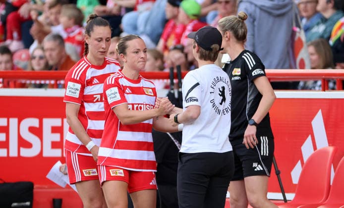 Auswechselung Anna Weiß, Lisa Heiseler klatscht ab mit Trainerin Ailien Poese Fußball Fussball 1. Bundesliga Damen Frauen 25. Spieltag Saison 2025 2026 10.05.2026 1.FC Union Berlin vs. TSG Hoffenheim DFL regulations prohibit any use of photographs as image sequences and or quasi-video
