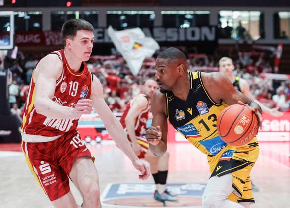 Im Bild: v.li. Christian Skladanowski (Wuerzburg Baskets, 19) gegen Yorman Polas Bartolo (MHP RIESEN Ludwigsburg, 13) am Ball 10.05.2026, Basketball, Fitness First Wuerzburg Baskets vs. MHP Riesen Ludwigsburg, easyCredit BBL, 34. Spieltag, Deutschland, 97072, tectake-Arena Wuerzburg, Copyright: HMBxMedia xJulienxBecker