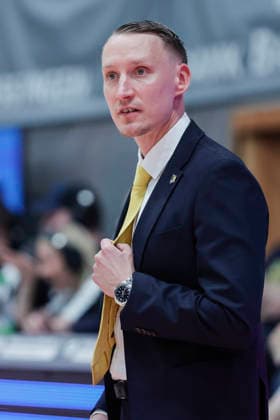 Im Bild: Head-Coach Mikko Riipinen (MHP RIESEN Ludwigsburg) feuert seine Spieler an 10.05.2026, Basketball, Fitness First Wuerzburg Baskets vs. MHP Riesen Ludwigsburg, easyCredit BBL, 34. Spieltag, Deutschland, 97072, tectake-Arena Wuerzburg, Copyright: HMBxMedia xJulienxBecker
