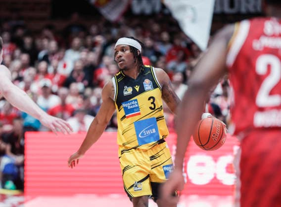 Im Bild: Stefan Smith (MHP RIESEN Ludwigsburg, 3) am Ball 10.05.2026, Basketball, Fitness First Wuerzburg Baskets vs. MHP Riesen Ludwigsburg, easyCredit BBL, 34. Spieltag, Deutschland, 97072, tectake-Arena Wuerzburg, Copyright: HMBxMedia xJulienxBecker
